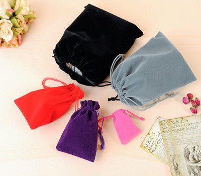 गिफ्ट ज्वेलरी के लिए इको फ्रेंडली पॉलिएस्टर ड्रॉस्ट्रिंग स्पोर्ट्स बैग छोटा वेलवेट बैग